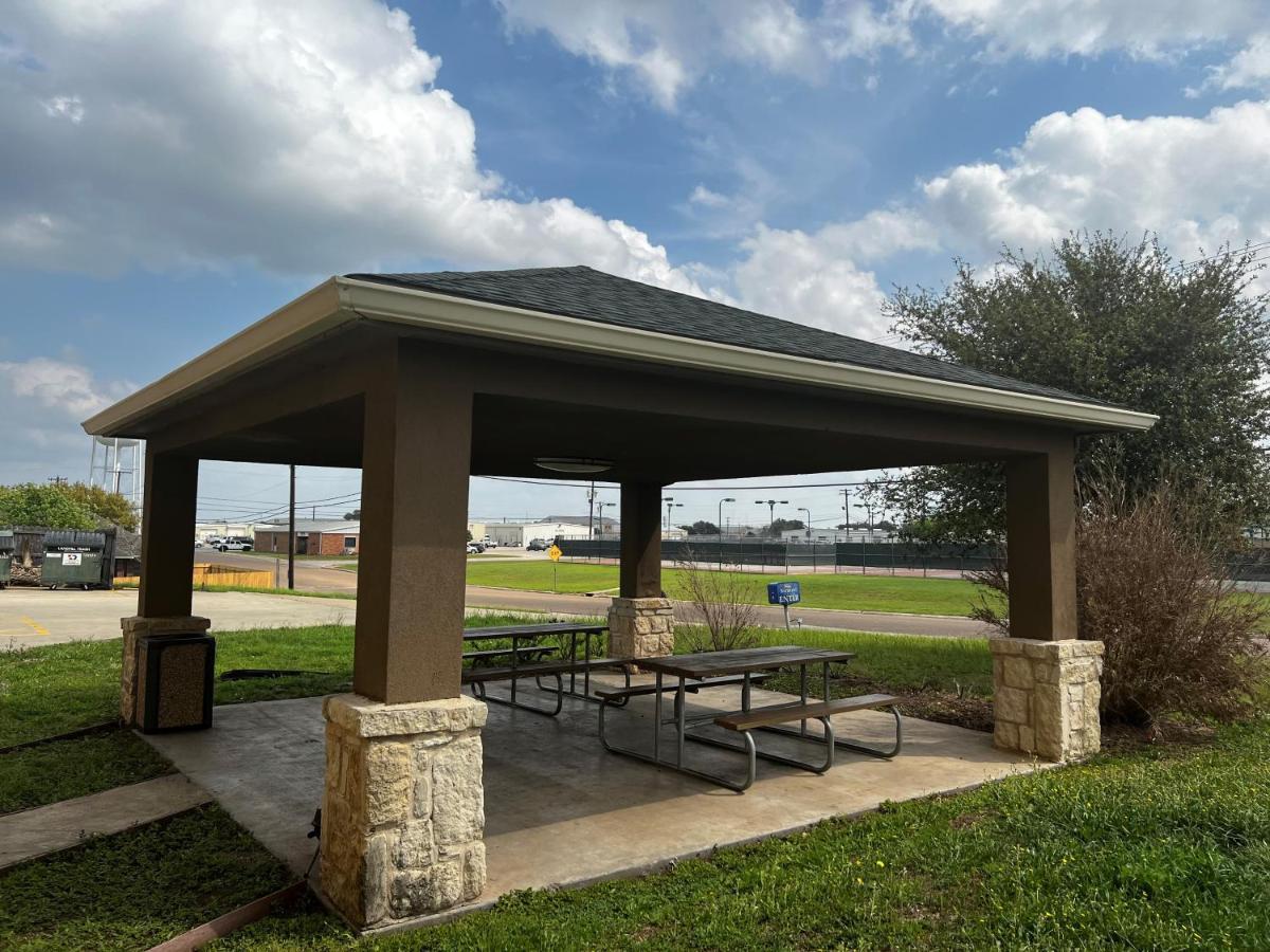 Baymont By Wyndham Cuero Hotel Exterior foto