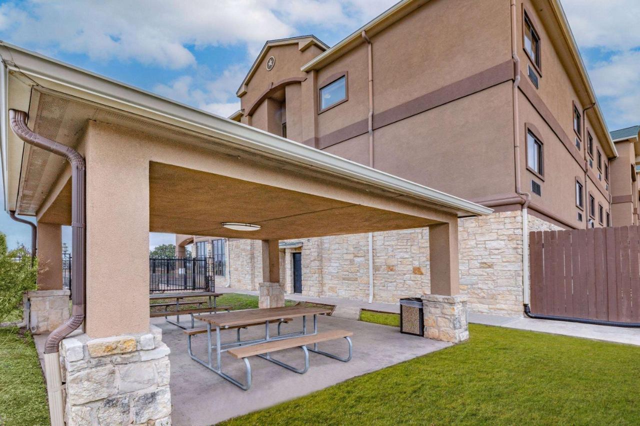 Baymont By Wyndham Cuero Hotel Exterior foto