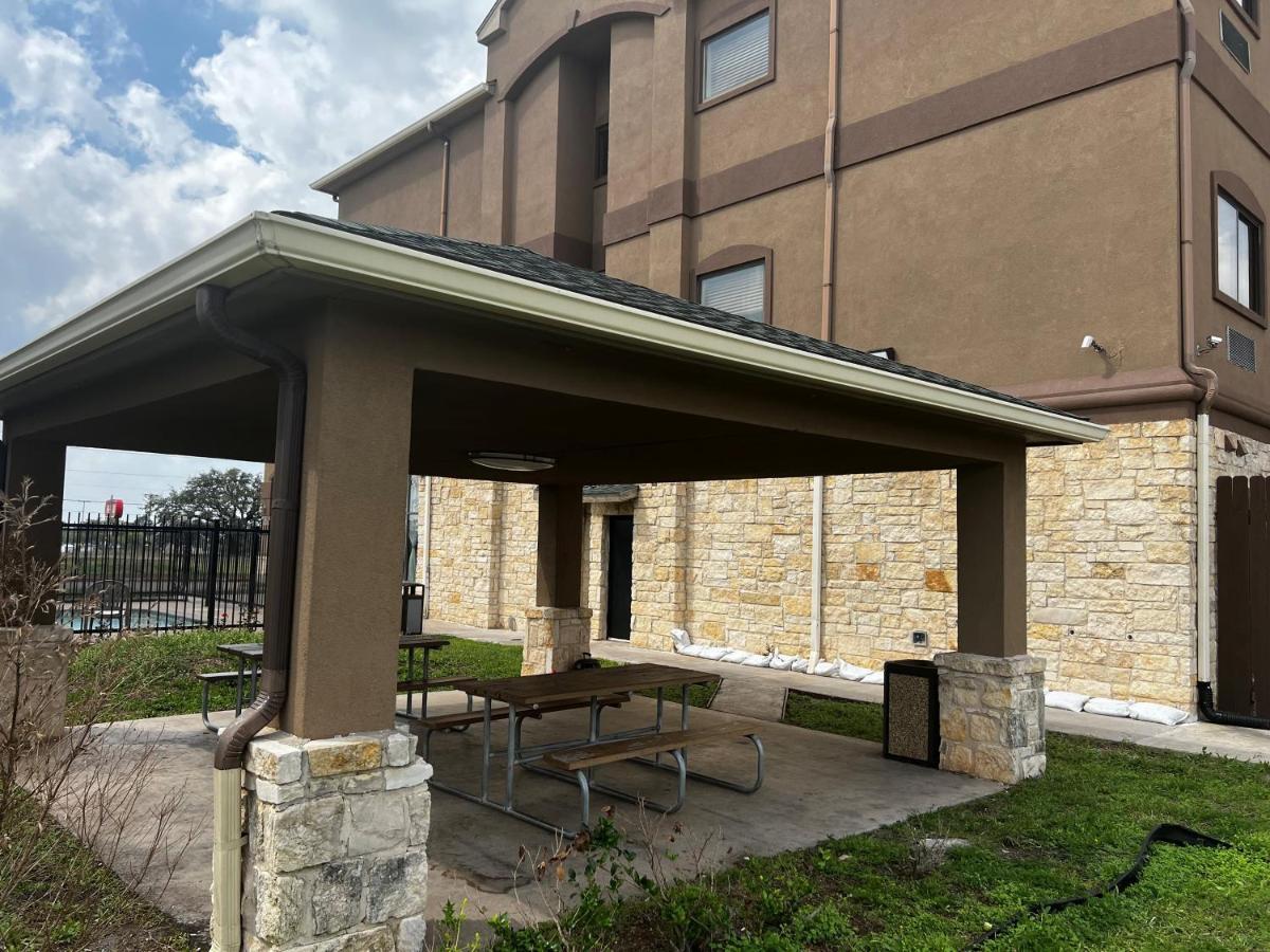 Baymont By Wyndham Cuero Hotel Exterior foto