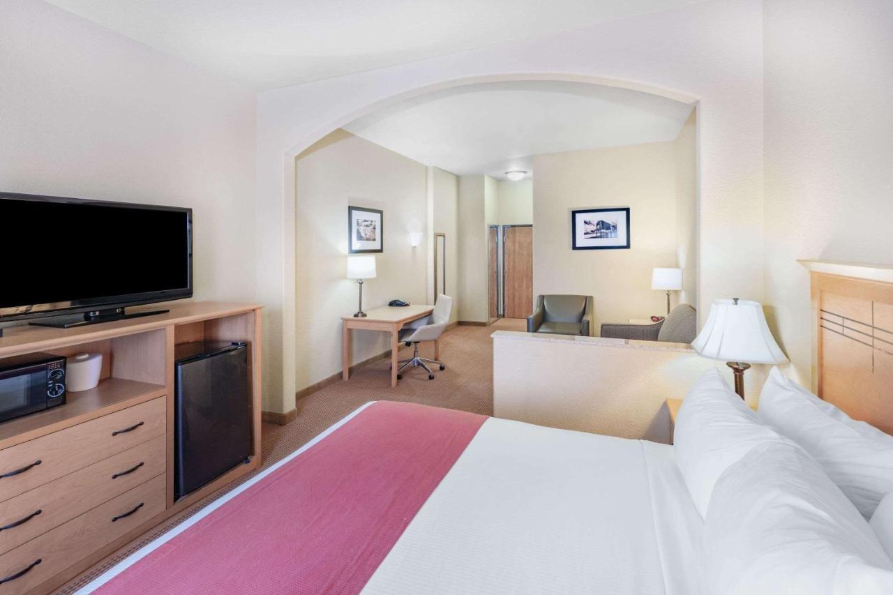 Baymont By Wyndham Cuero Hotel Exterior foto